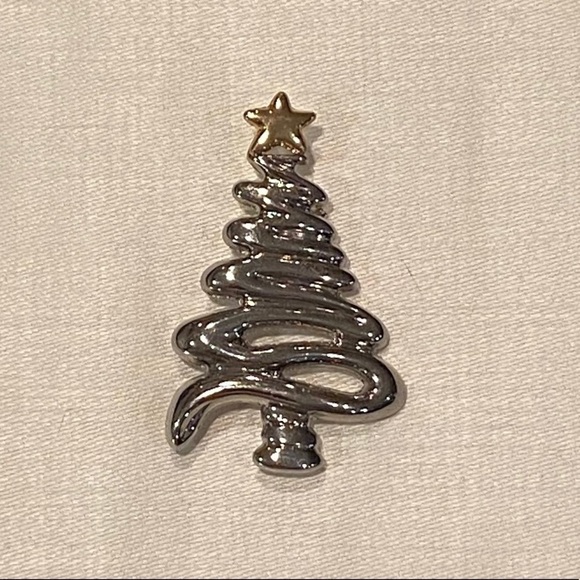 🎄Brooch: Silver Christmas Tree with a Gold Star on Top of it! - Picture 1 of 2
